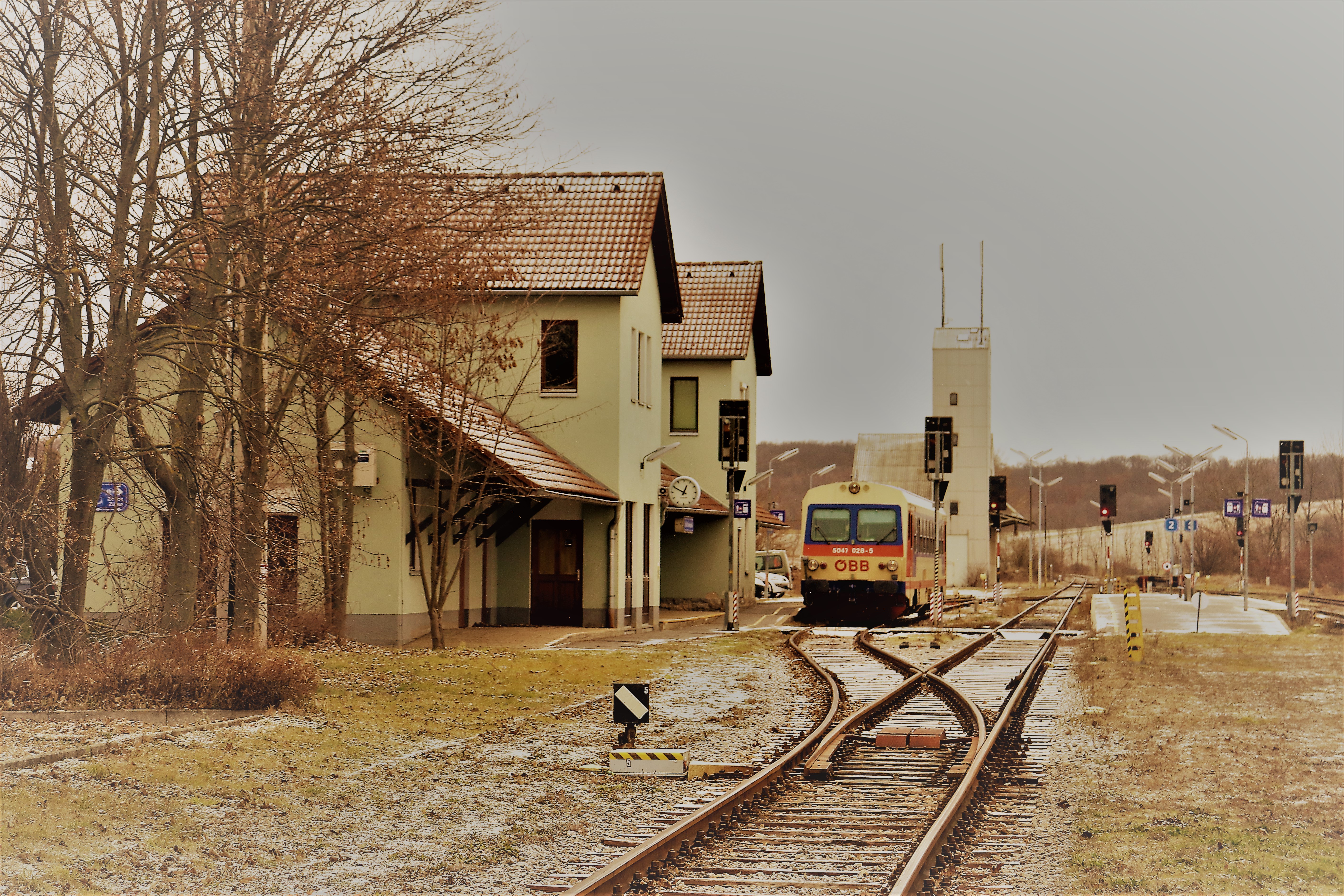 ÖBB 5047 abgestellt im Bahnhof Groß Schweinbarth