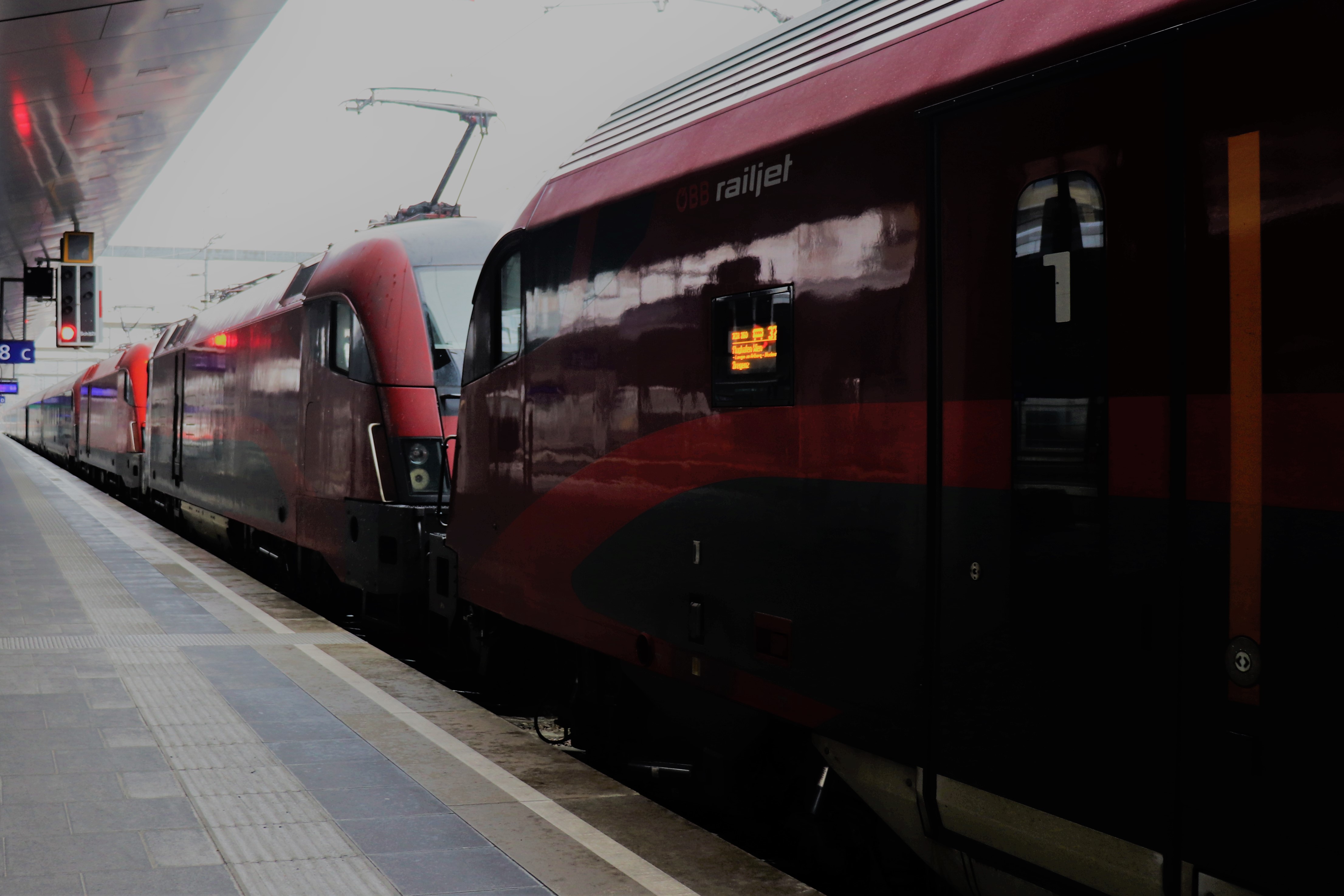 RJ Doppeltraktion im Wiener Hauptbahnhof