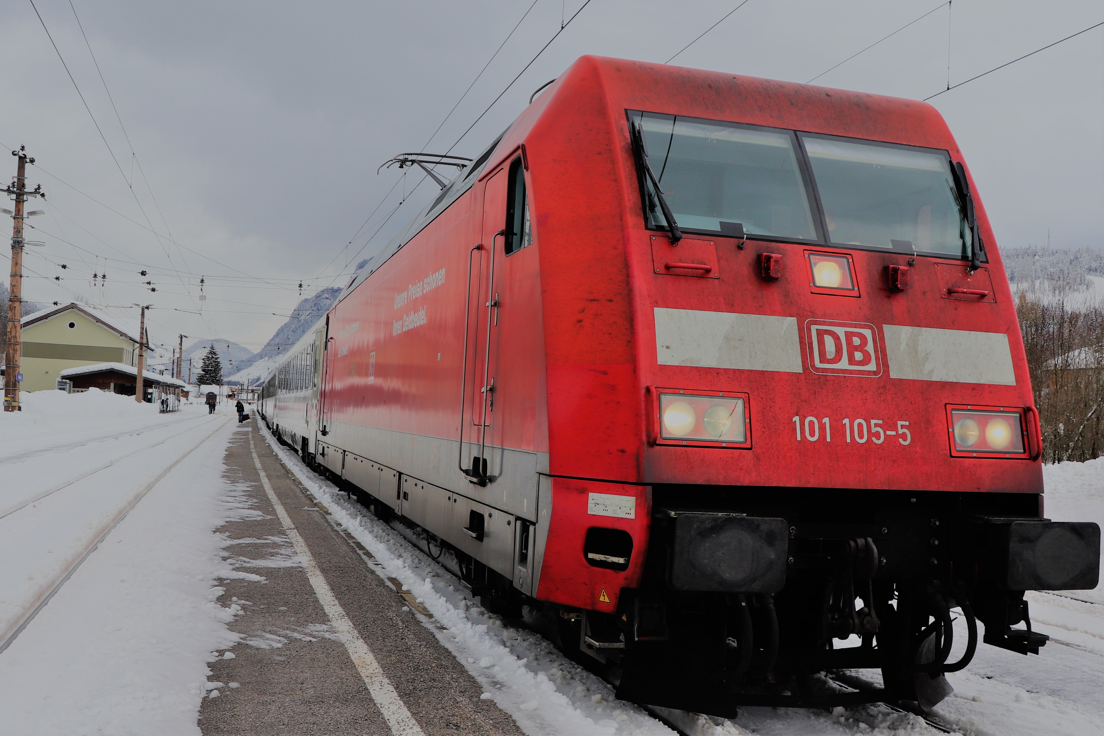 BR 101 im Bahnhof Radstadt