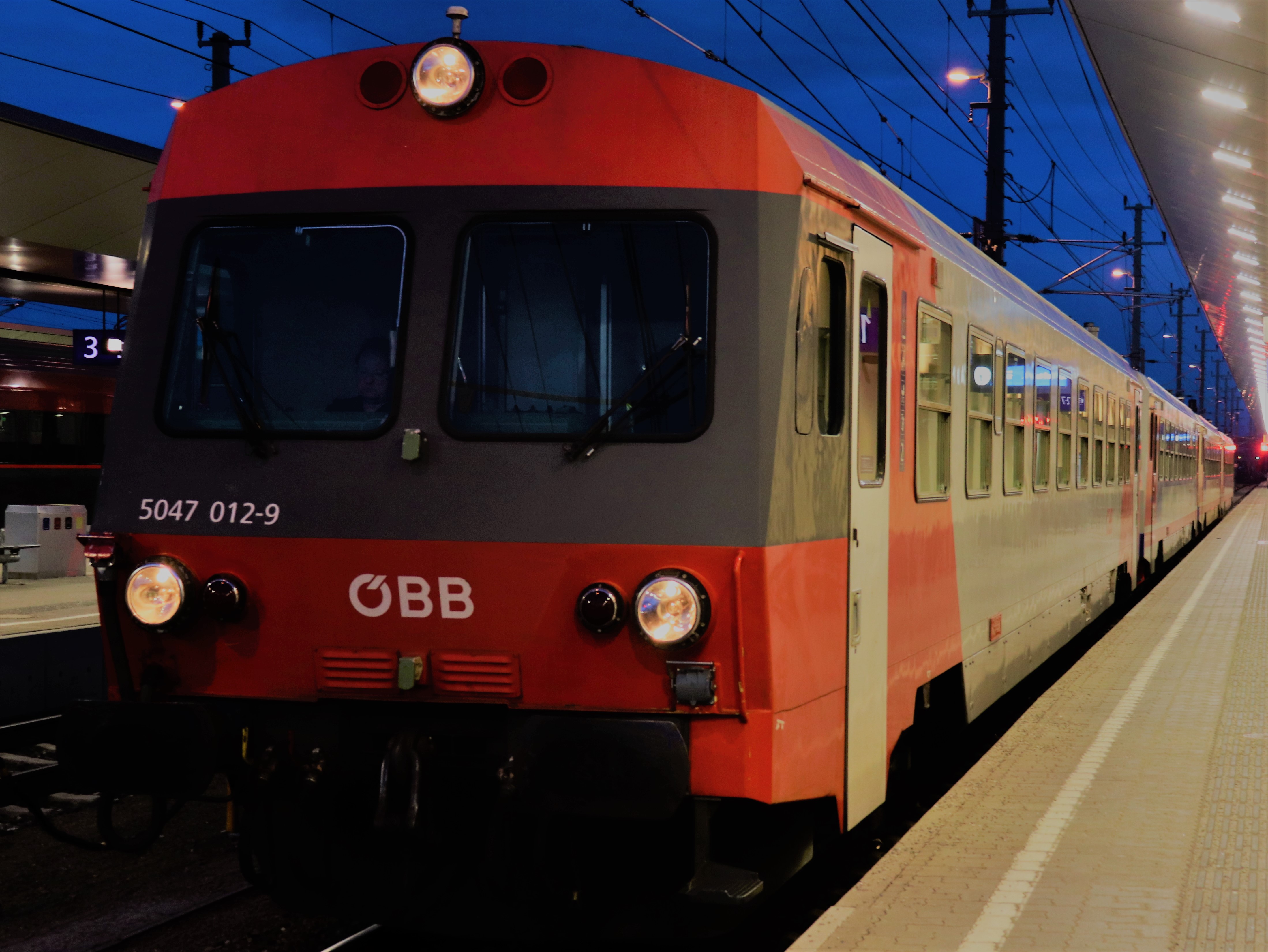 Vierfachtraktion von ÖBB 5047 im Hauptbahnhof von St. Pölten