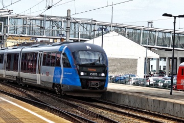 ÖBB 5022 bei der Ausfahrt aus dem Bahnhof Wiener Neustadt in Richtung Aspangbahn