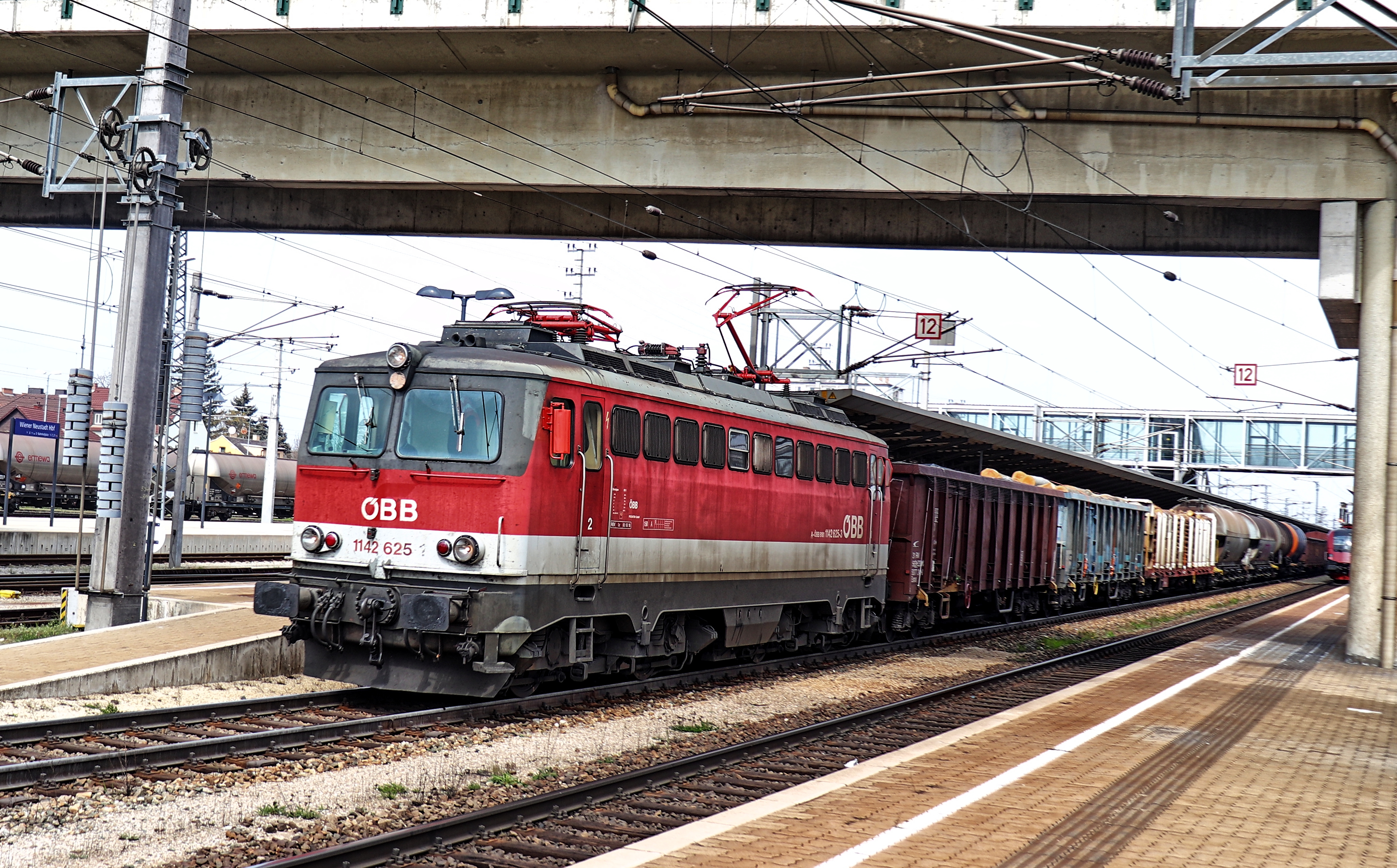 Güterzug bei der Durchfahrt durch den Bahnhof Wiener Neustadt