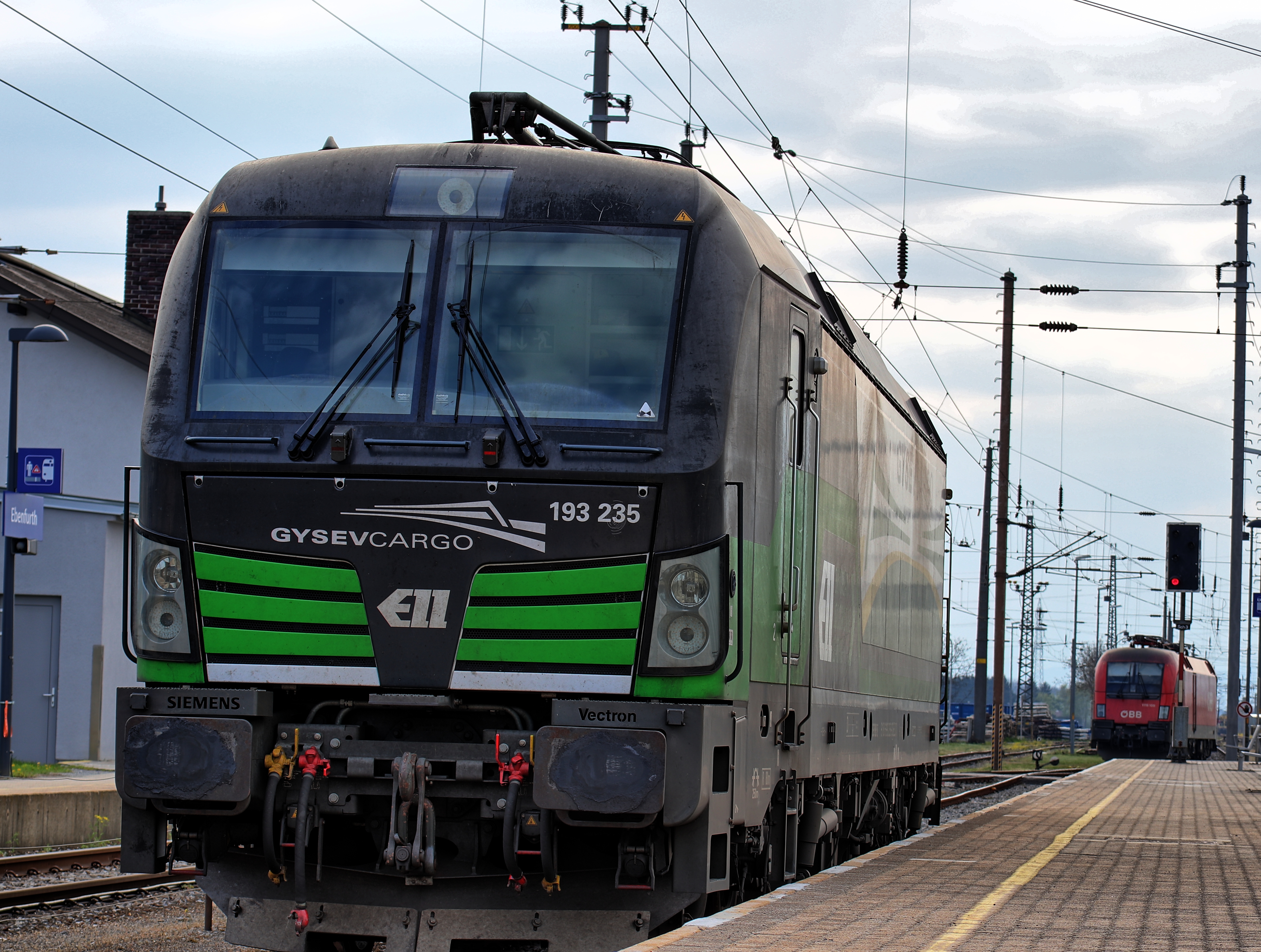 GYSEV 193 (Vordergrund) und die ÖBB 1116 (Hintergrund)