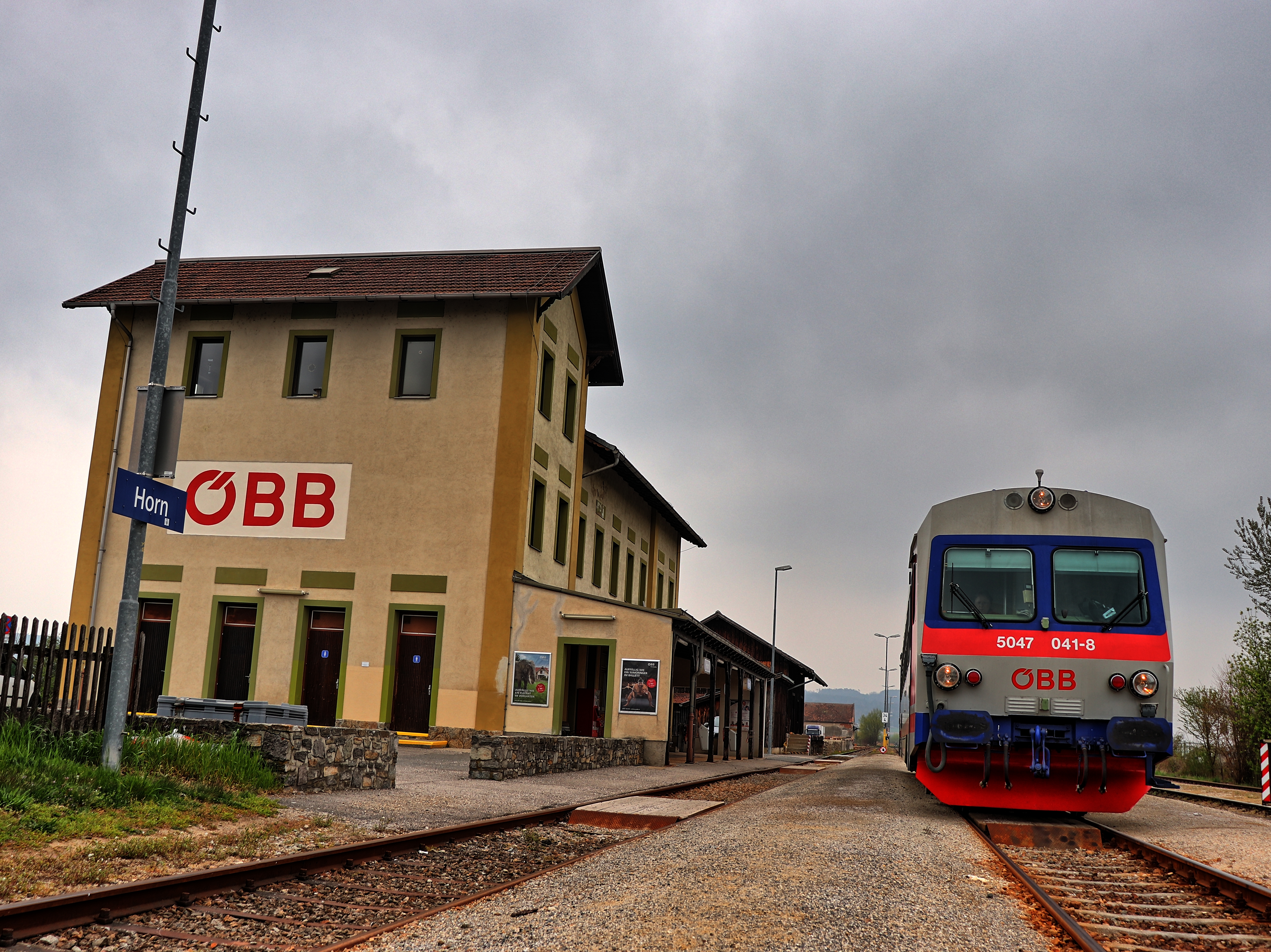 Triebfahrzeug vom Typ ÖBB 5047 im Bahnhof Horn