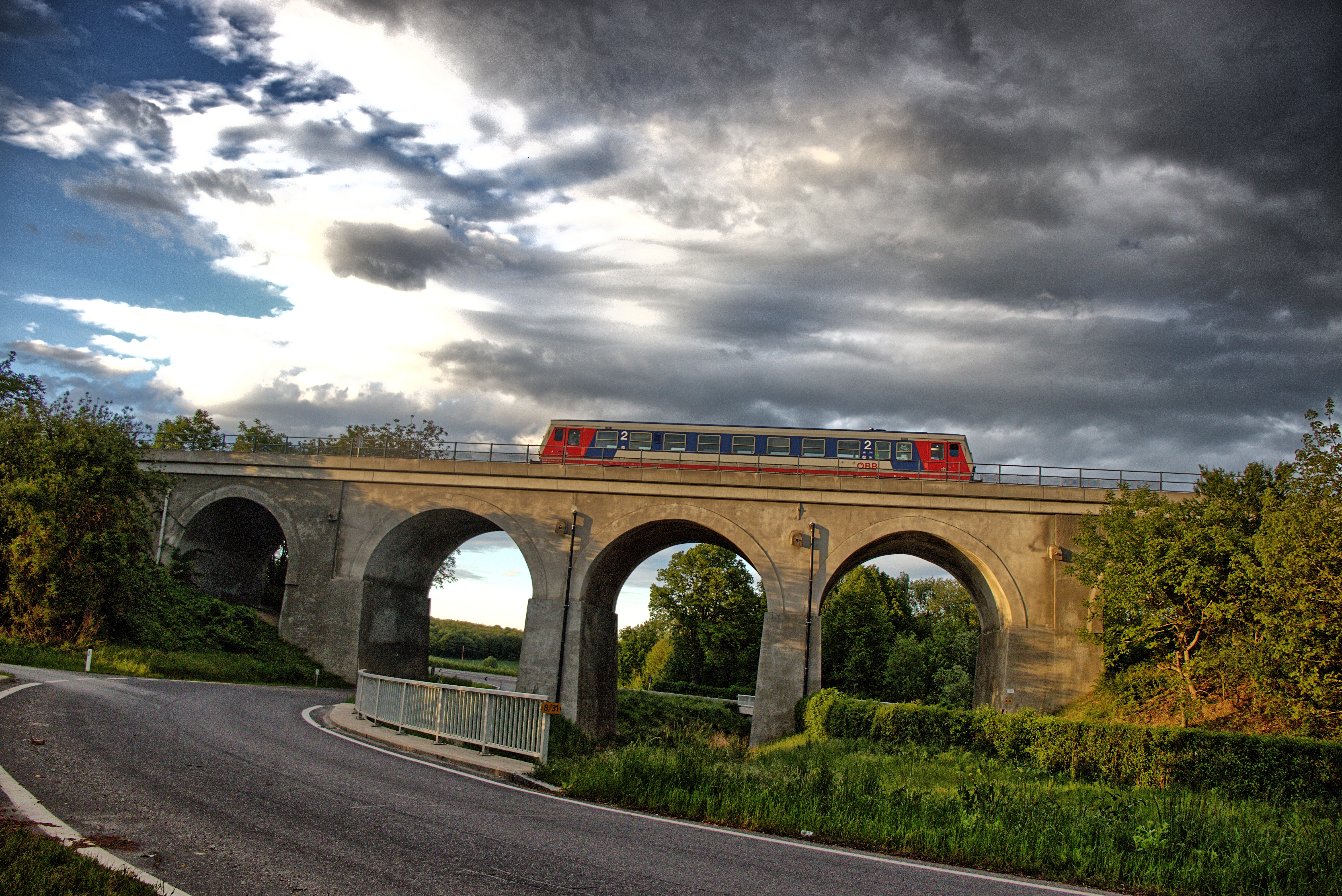 ÖBB 5047 auf dem Viadukt kurz vor dem Bahnhof Wiesen-Sigleß