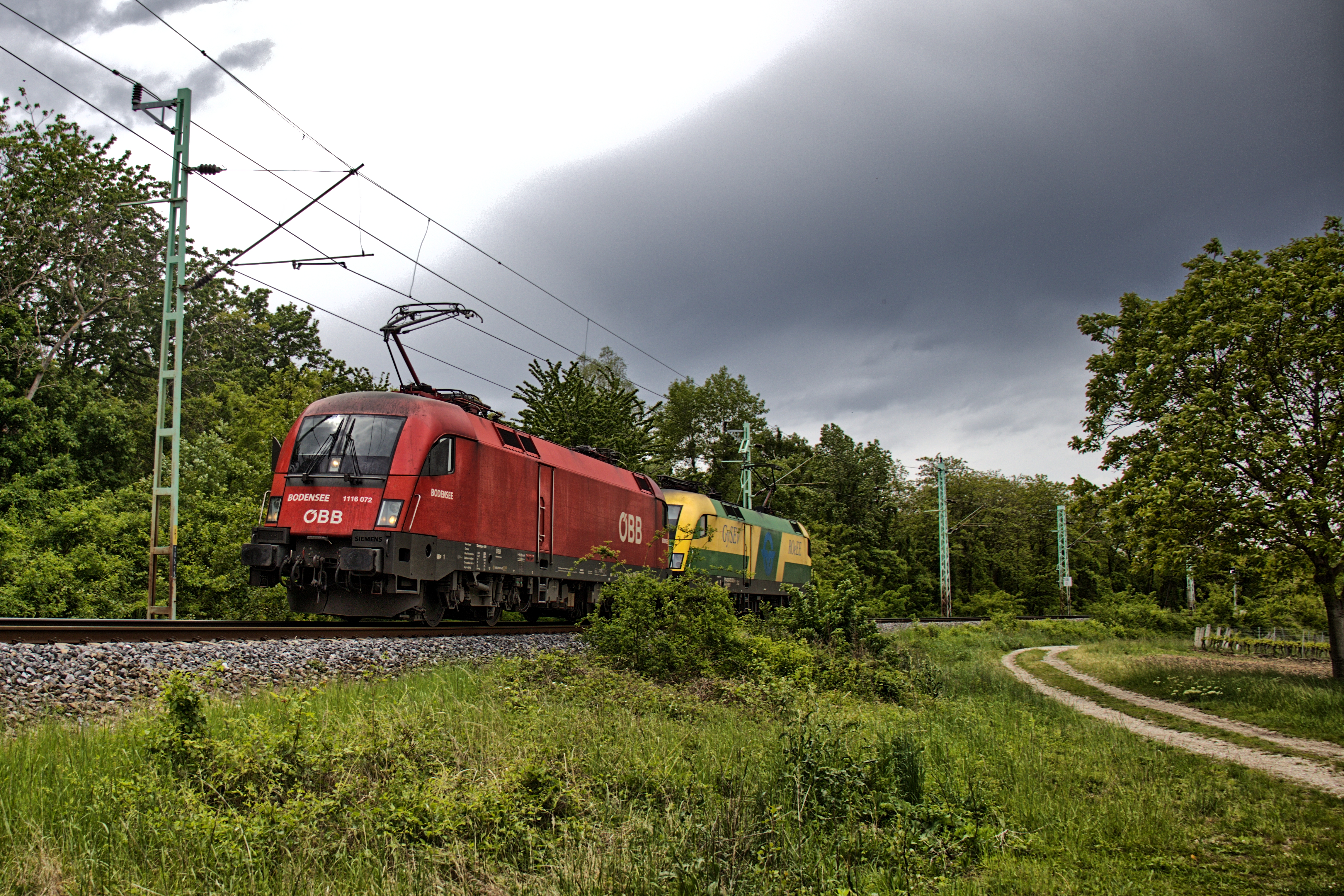 ÖBB 1116 & Gysev 470 kurz nach dem Bahnhof Müllendorf als Lokzug auf dem Weg nach Sopron