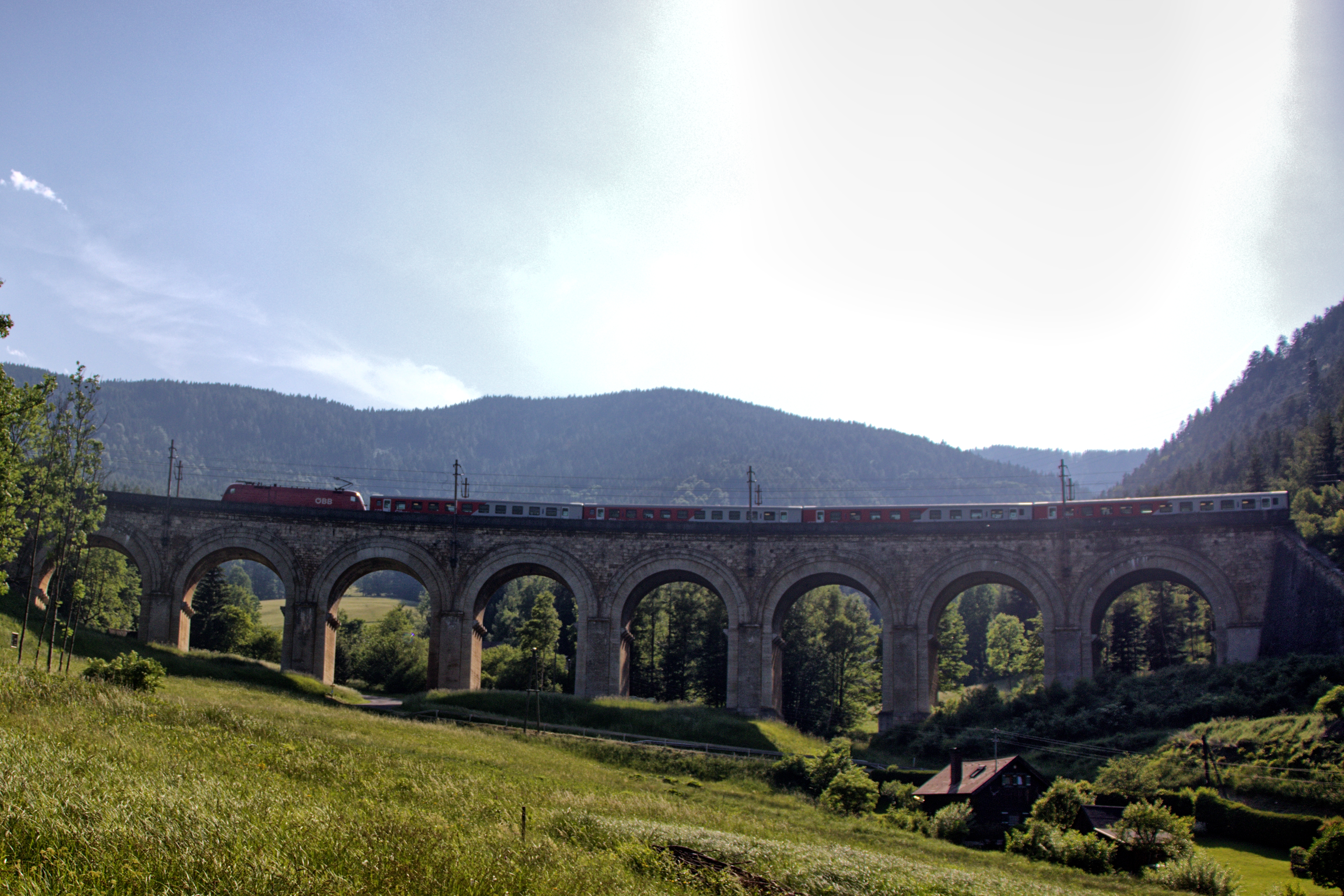 Eines von vielen Viadukten entlang der Strecke mit einer Taurus-Lok und einer Cityshuttle-Garnitur oben drauf