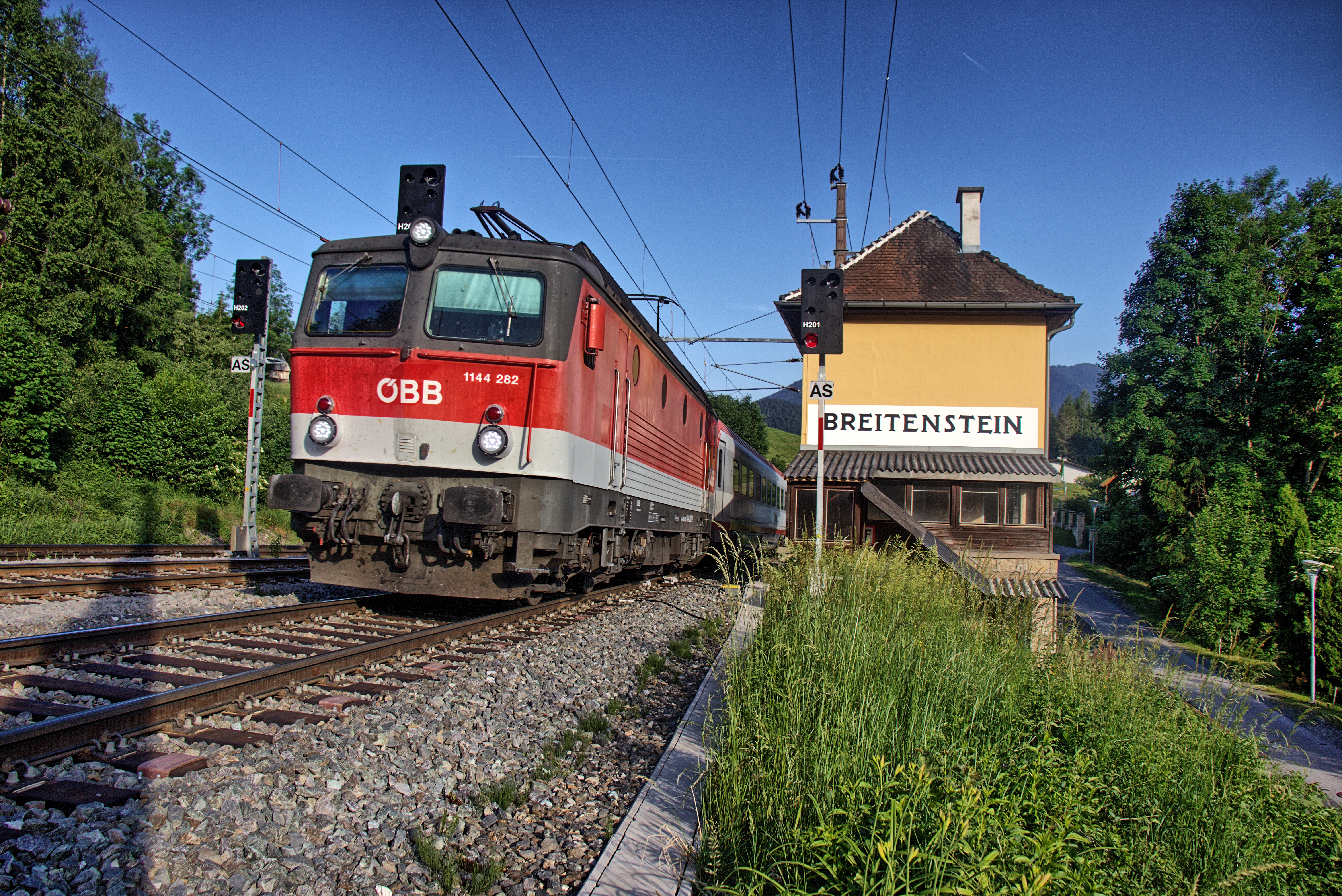 EC mit einer Lok vom Typ ÖBB 1144 im Bahnhof Breitenstein