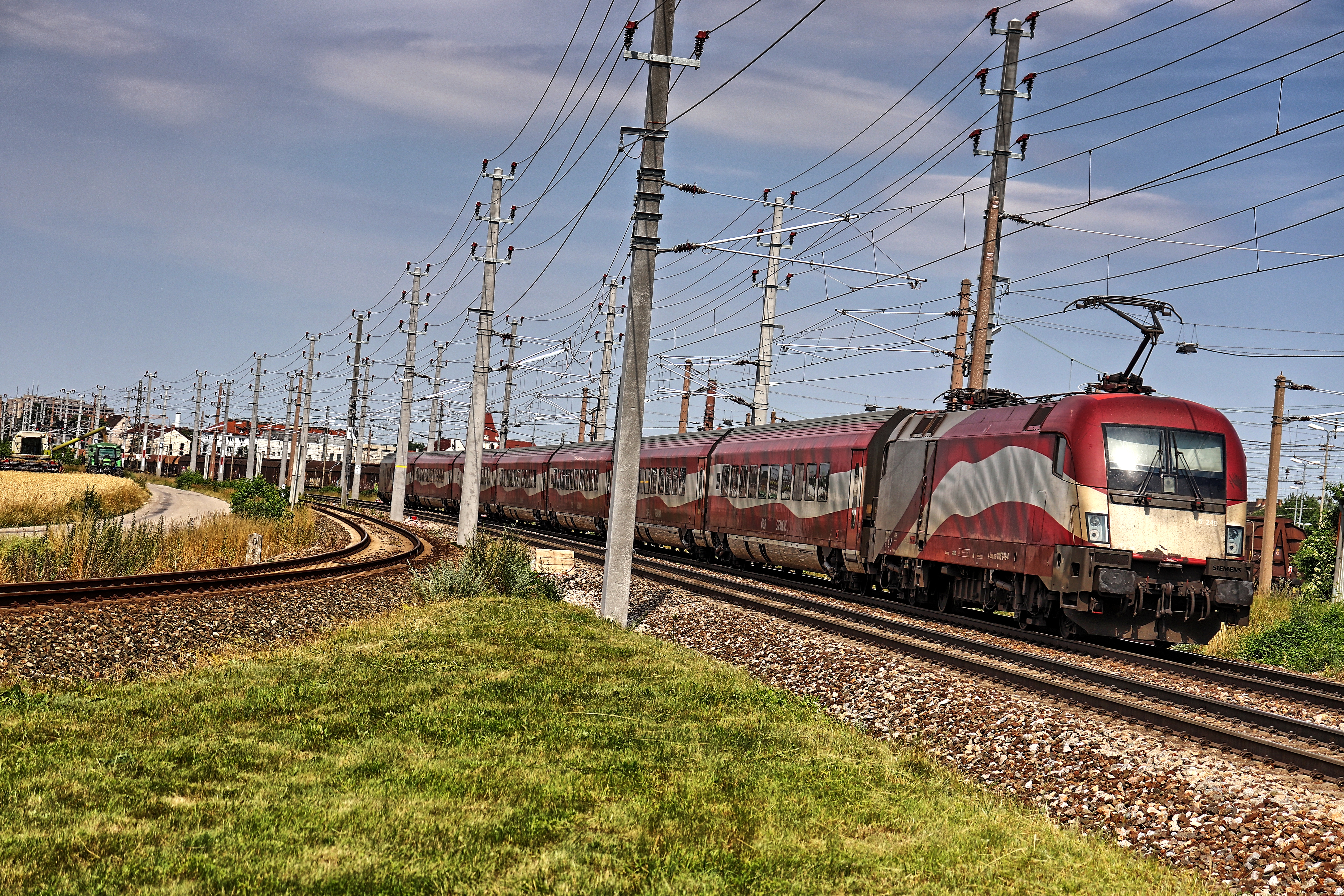 ÖBB 1116 als RJ mit der längsten Flagge Österreichs