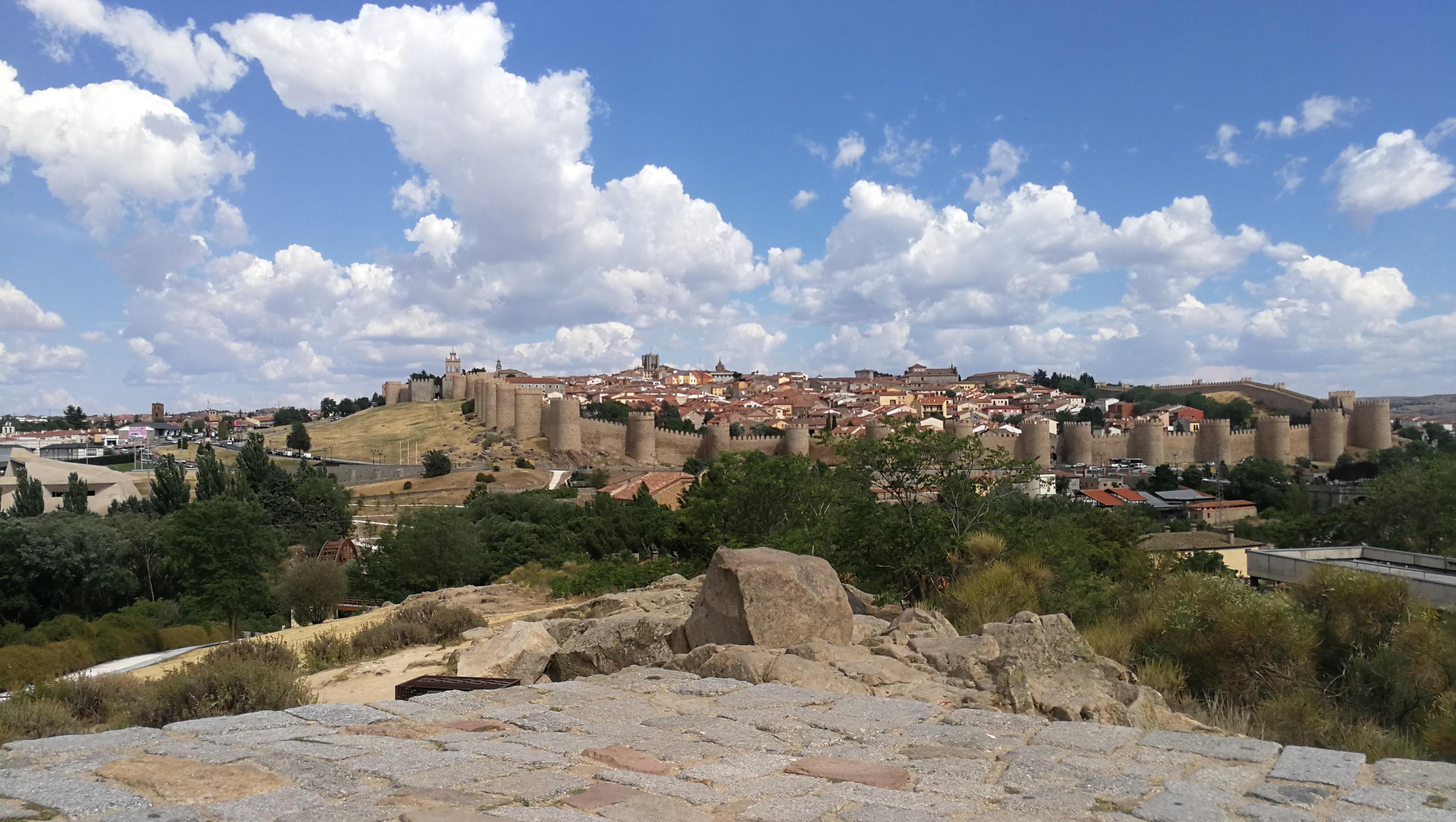 Typische spanische Stadt mit Festungsmauer