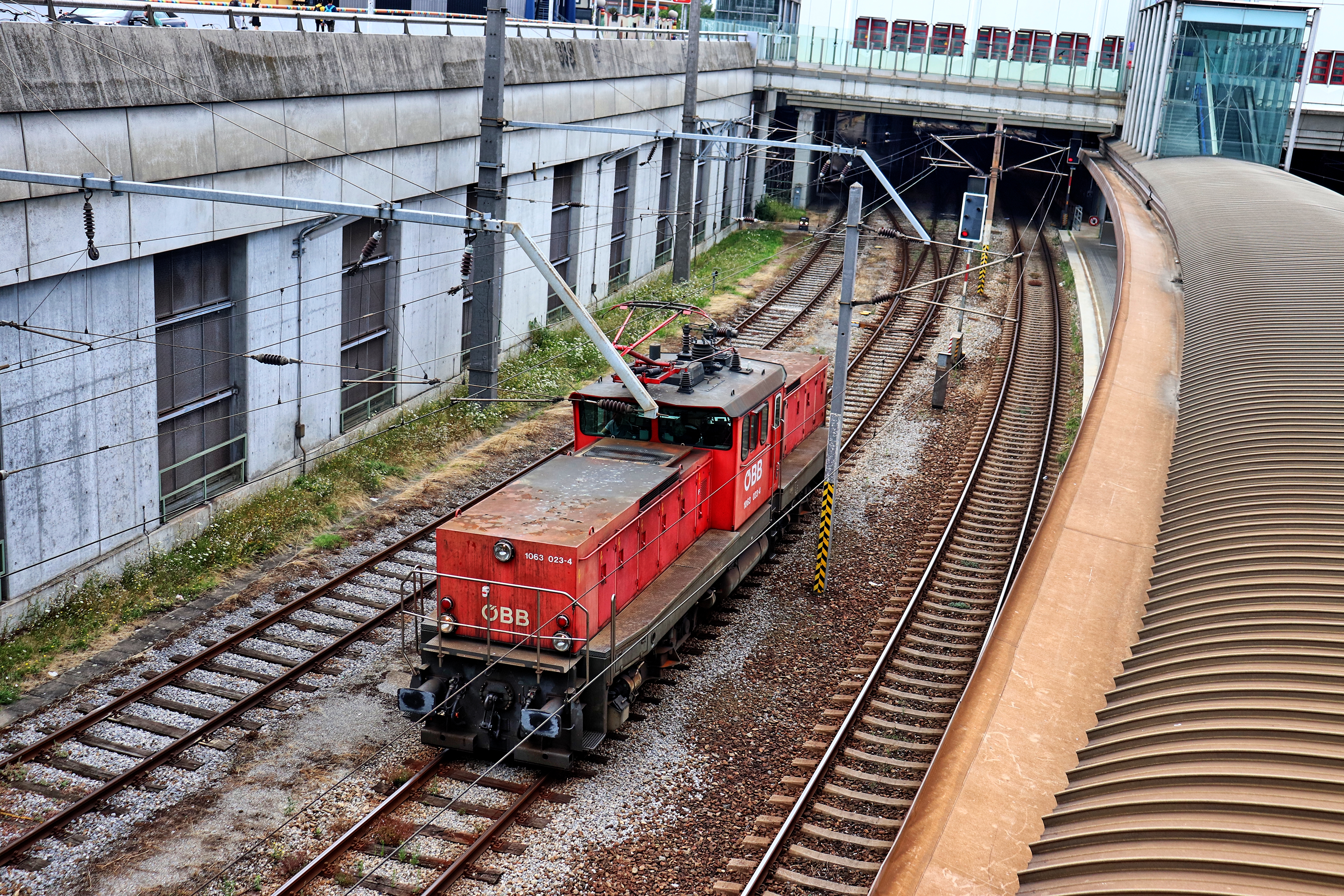 ÖBB 1063 bei Verschubsarbeiten am Gelände des Wiener Franz Josefs Bahnhofs