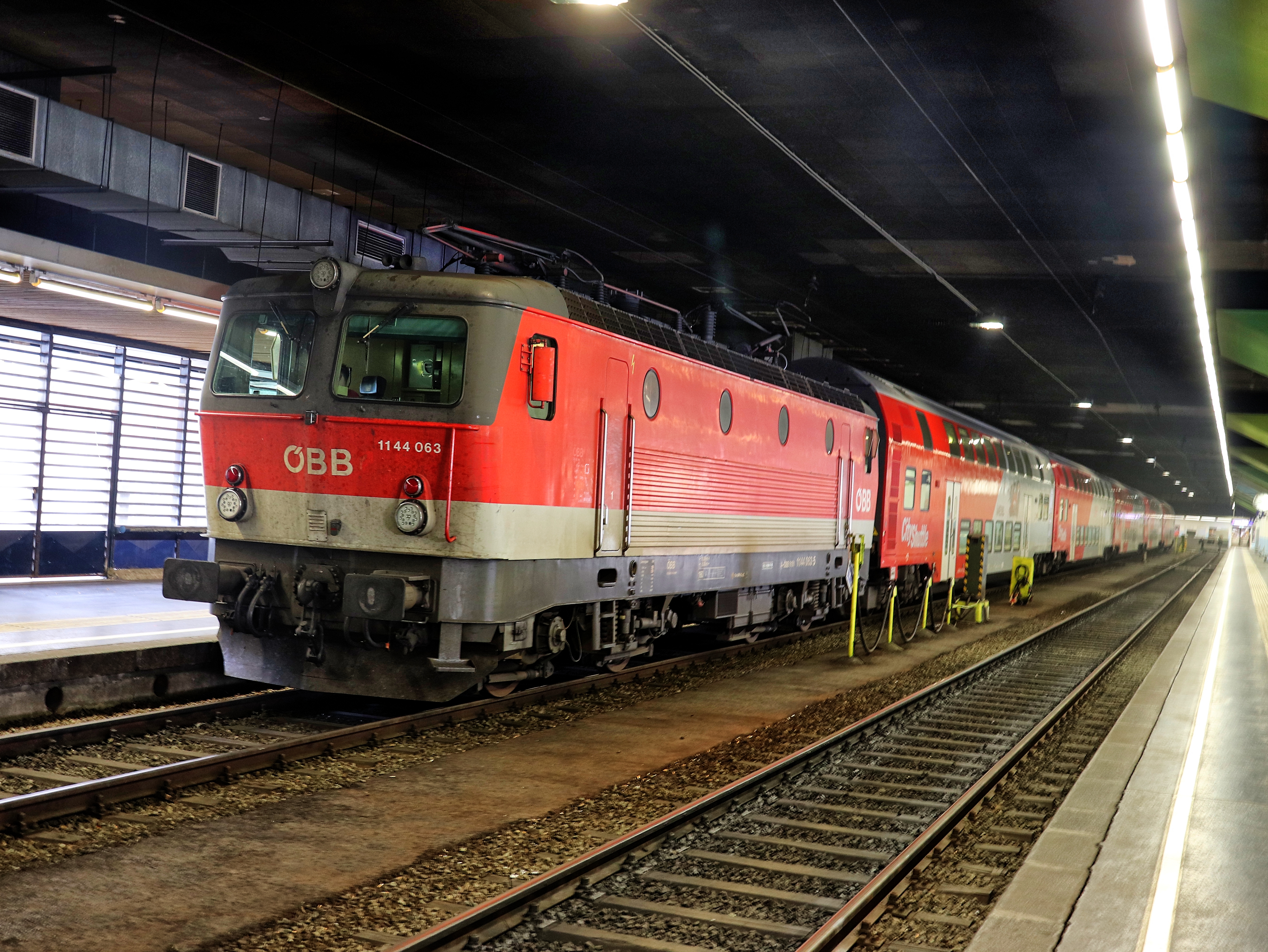 ÖBB 1144 abgestellt im eingehausten Wiener Franz Josefs Bahnhof