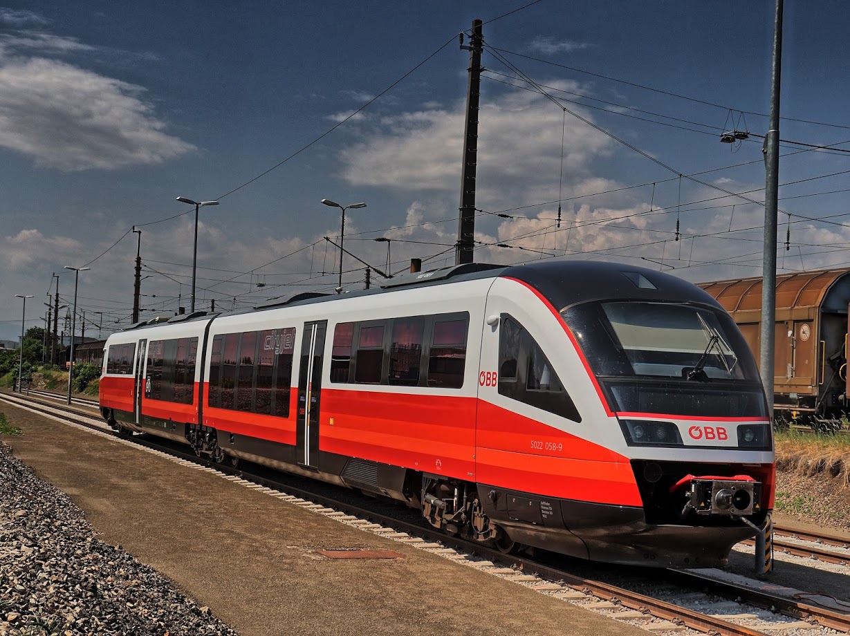 Moderne Fahrzeuge vom Typ ÖBB 5022 mit stufenlosen Einstiegen.