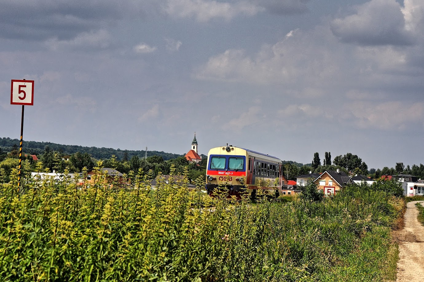 50 km/h sind hier erlaubt. Hört sich eher nach einem LKW an, als nach einer guten Alternative für das eigene Auto...