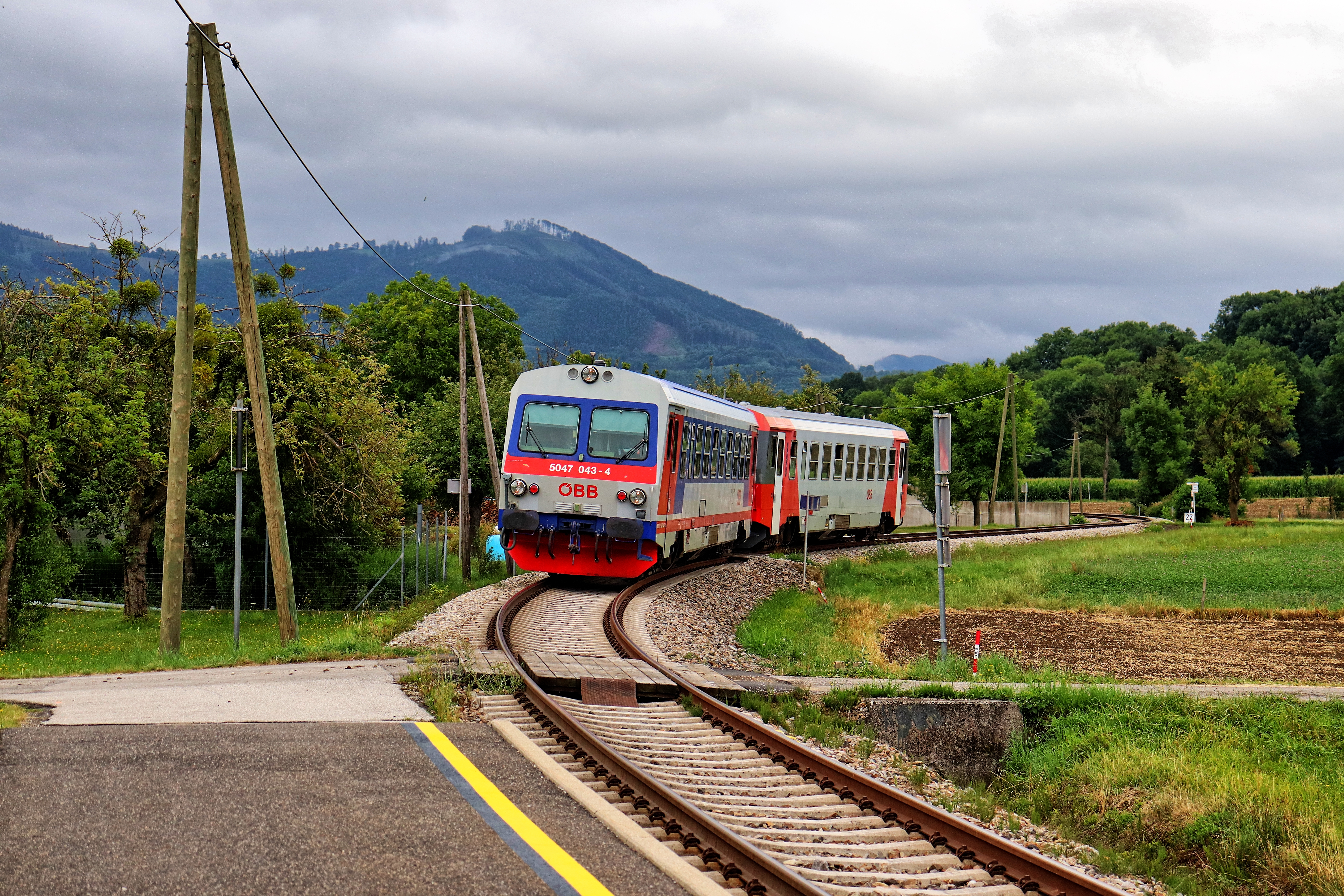 ÖBB 5047 bei der Einfahrt in die Haltestelle Sölling