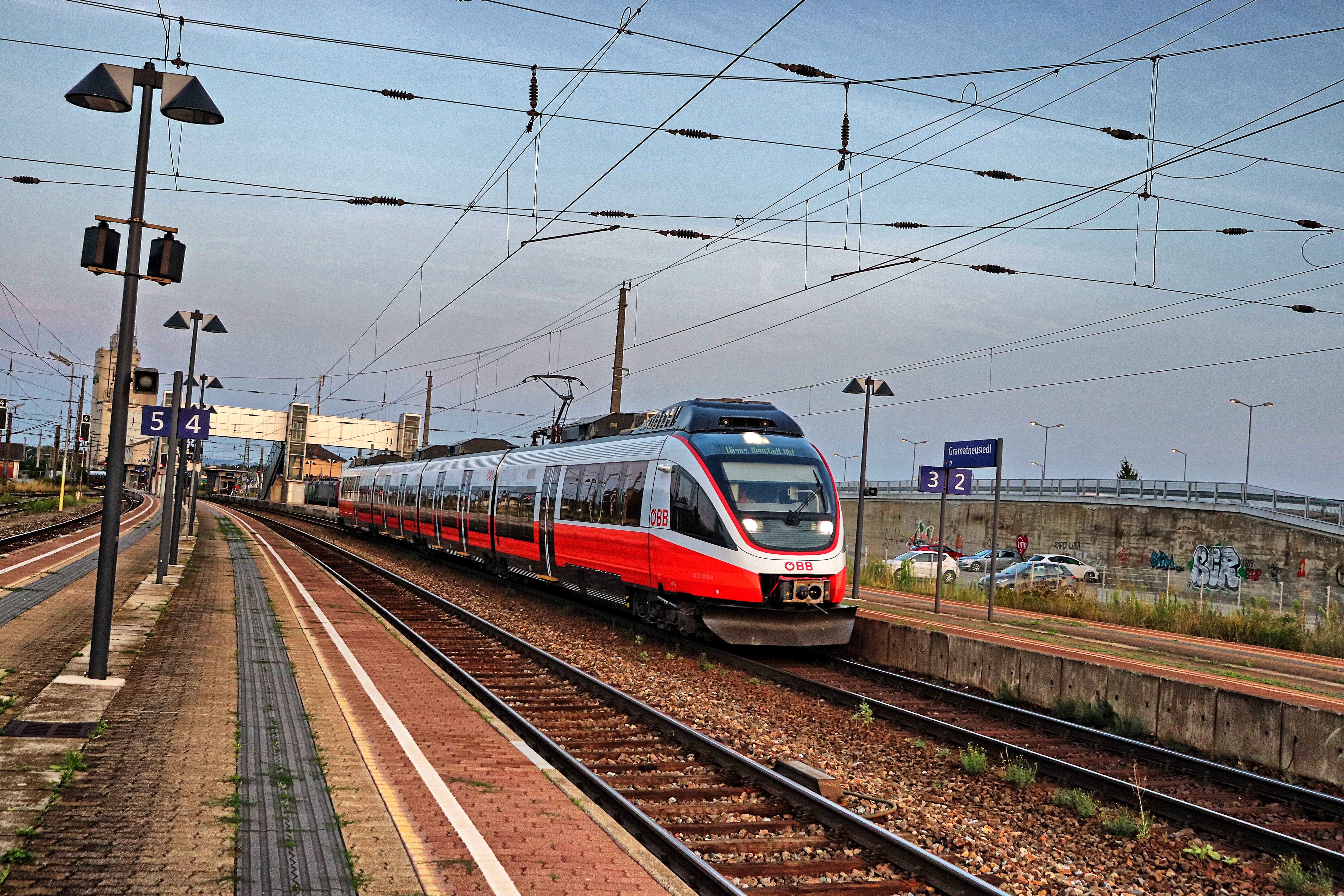 ÖBB 4124 im Bahnhof Gramatneusiedl