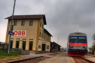 Triebfahrzeug vom Typ ÖBB 5047 im Bahnhof Horn
