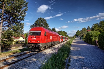 ÖBB 2016 als Regionalzug auf dem Weg von Sopron nach Wiener Neustadt kurz vor dem Bahnhof Bad Sauerbrunn
