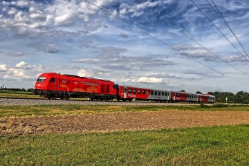 ÖBB 2016 001 kurz nach der Ausfahrt aus dem Bahnhof Katzelsdorf