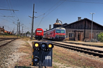 ÖBB 2016 und ÖBB 5047 in der Traktion Wiener Neustadt